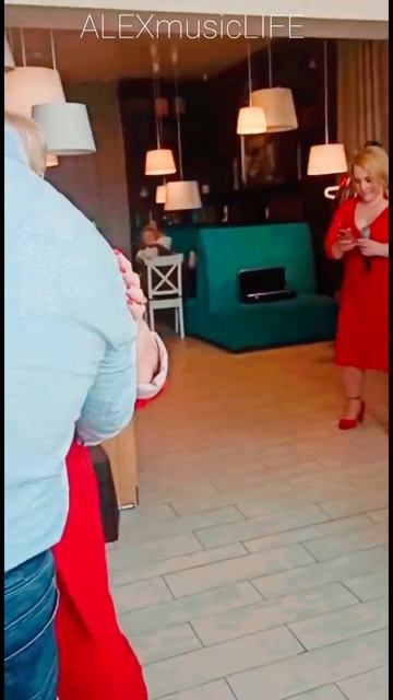 Шикарный подарок на Юбилей от гостя!!! #youtubeshorts #труба #трубач #музыка #юбилей #shorts #short смотреть онлайн