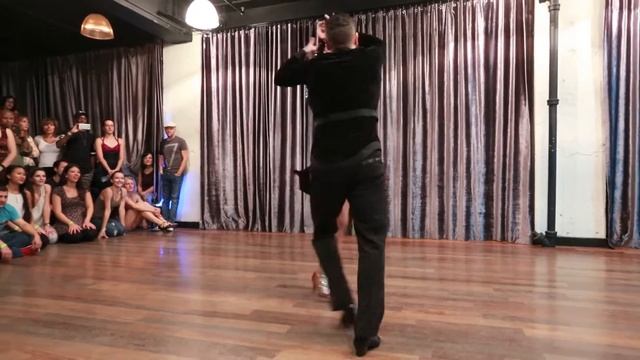 ADRIANO IEROPOLI et SAMANTHA SCALI "Salsa de Tomate" смотреть онлайн