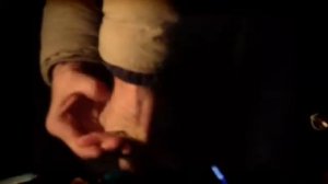 Специально ломает палец