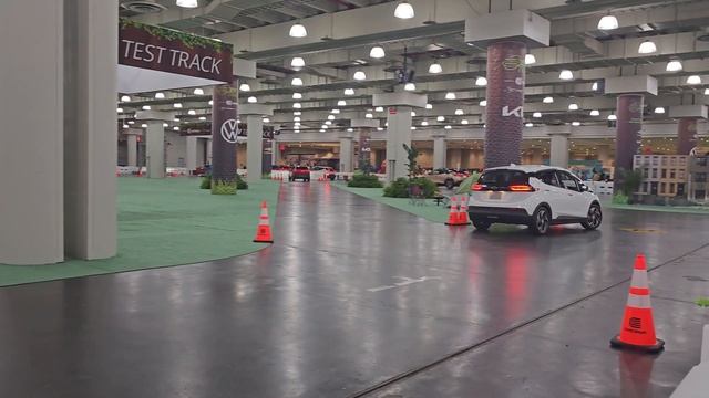 EV Test Track at NY Auto show: ID4, I4, EV6, Ariya, Bolt смотреть онлайн