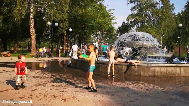 НИЖНИЙ ТАГИЛ Стоит ЖАРА Дети купаются в ФОНТАНАХ смотреть онлайн