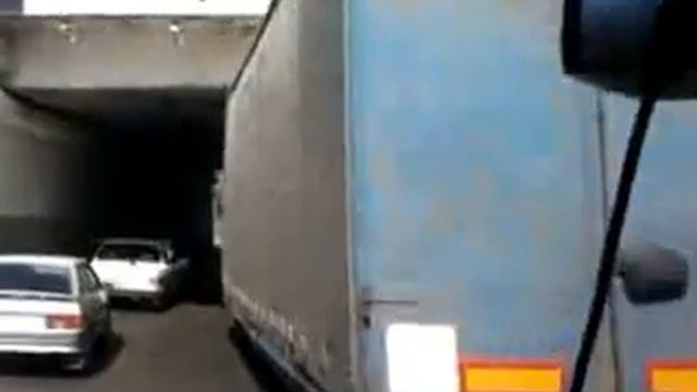 застрявший по мостом смотреть онлайн