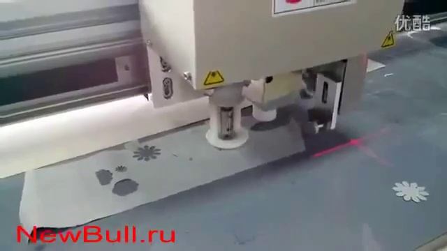 Планшетный режущий плоттер DCZ в процессе раскроя кожи по шаблону на раскроечном столе, режущий пло смотреть онлайн