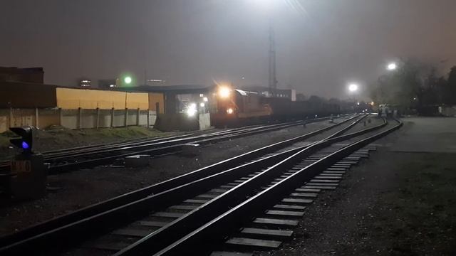 Тепловоз ЧМЭ3-2568 в ночи отбывает от ст. Новопролетарская