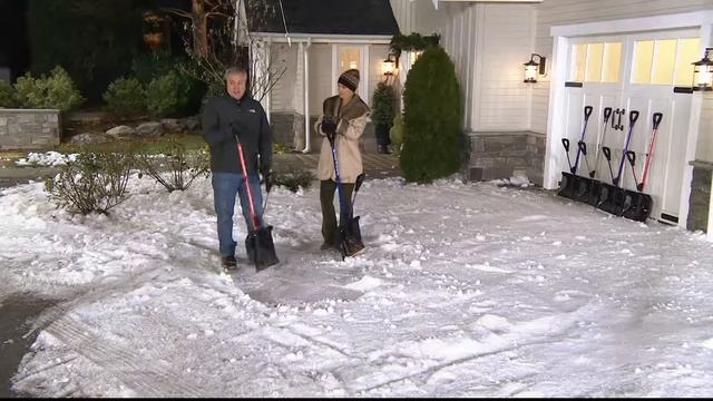 Snow Joe Shovelution Snow Shovel with Spring Assist Handle on QVC смотреть онлайн
