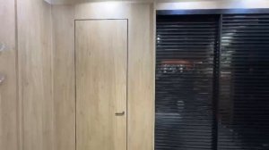 Шпонированные панели со встроенной дверью скрытого монтажа