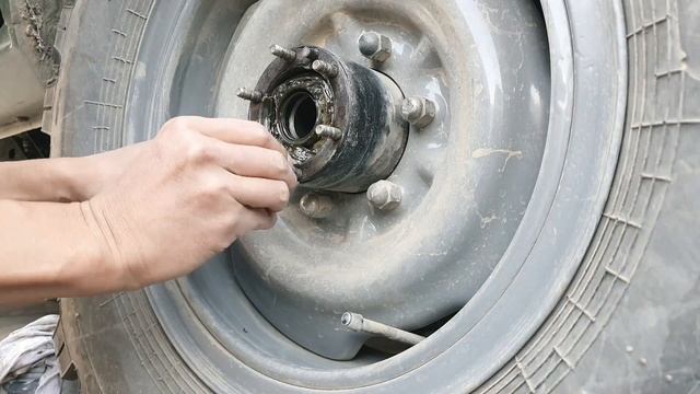 How to change Landcruiser Hub Stud Bolt and Bearing,Oilseal 40,60,70series смотреть онлайн