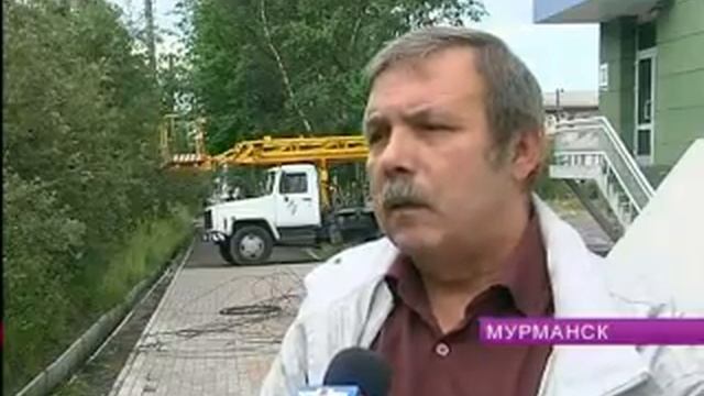 На дороге в районе улицы Челюскинцев одна из опор контактных сетей рухнула на землю смотреть онлайн