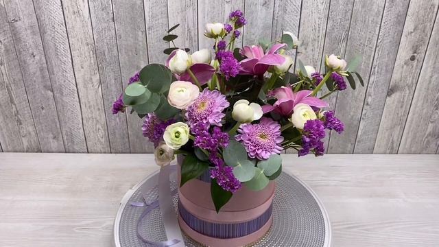 Композиция из орхидей и ранункулюсов в коробке смотреть онлайн