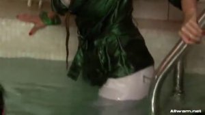 Wetlook fetish in swimming pool.flv