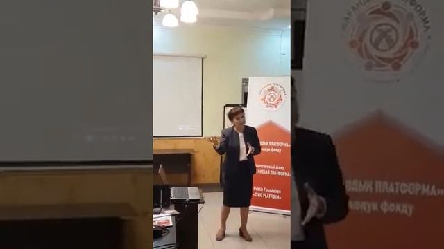 Депутат Жогорку Кенеша Айнуру Алтыбаева пообщались с участниками Школы Парламентаризма. смотреть онлайн