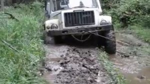 Газ 33081 "ЕГЕРЬ". Сели в лужу. Лебёдка тащит.