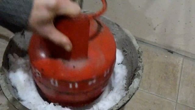 Перелить ГАЗ из БАЛЛОНА в БАЛЛОН. Gas filling station at home, refill the cylinder. смотреть онлайн