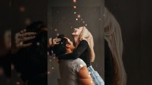 В твоих глазах я вижу солнце них исходит яркий свет.