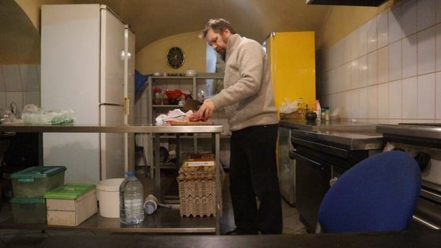 В первую седмицу поста в церкви рублю замороженные кости с мясом для песика. Среда, 5 марта 2025 г.