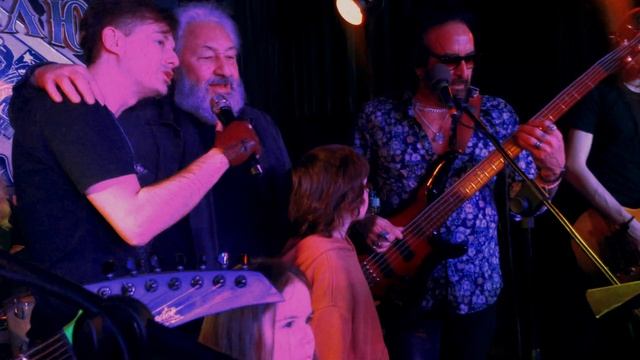 Сергей АРУТЮНОВ - солист группы "Парк Горького" и Стас Намин. Окно в Любовь (бис) смотреть онлайн