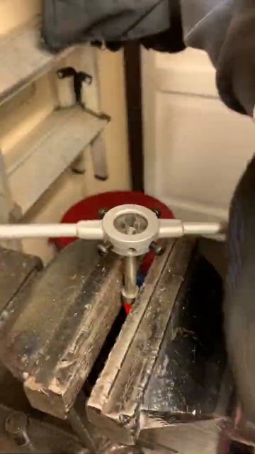 Bolt threading / Нарезка резьбы болта смотреть онлайн