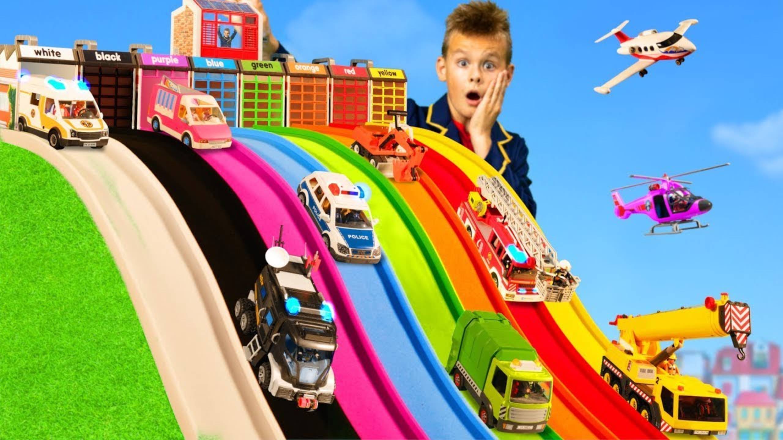 Дети играют с игрушечными машинками и горками смотреть онлайн