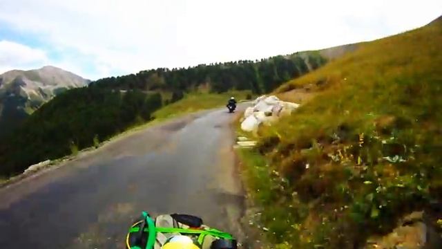 BMW F800 GS vs Piaggio Vespa Rally 200 (1978).WMV смотреть онлайн