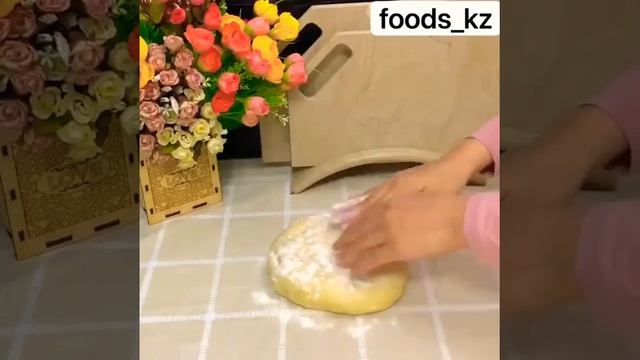 Пончики. Ұн 1.200 кг Дрожжи 20 гр Маргарин 150 гр сахар 20 ст.л Сүт 0,5 литр Жұмыртқа 4 шт смотреть онлайн