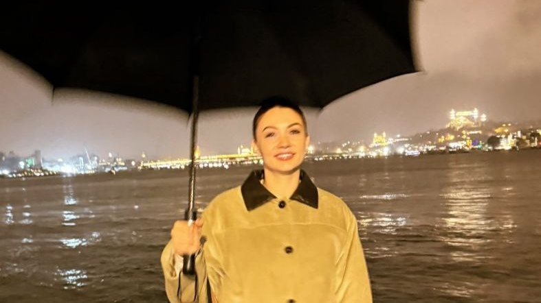 Бурджу Озберк на премьере фильма "Другой ты" смотреть онлайн