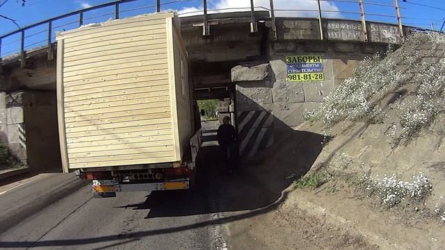 Грузовичок не пролез под железнодорожным мостом смотреть онлайн