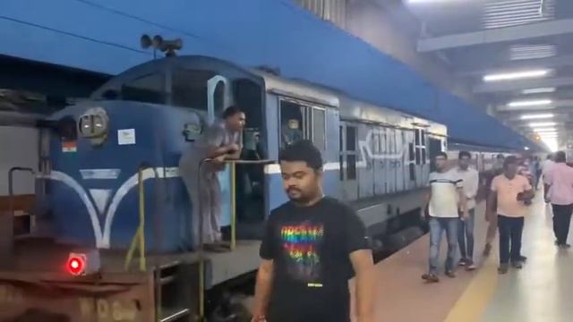 WDS 6R engine departing from Sealdah смотреть онлайн