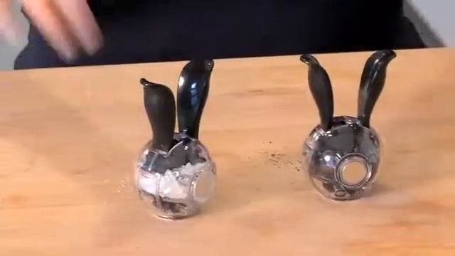 Chef'n Mini Magnetic Salt & Pepper Grinder Set смотреть онлайн