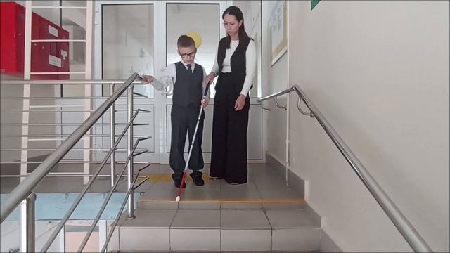 спуск и подъем по лестнице с помощью трости смотреть онлайн