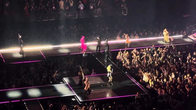 Madonna Vogue Berlin Celebration Tour 28.11.2023 смотреть онлайн