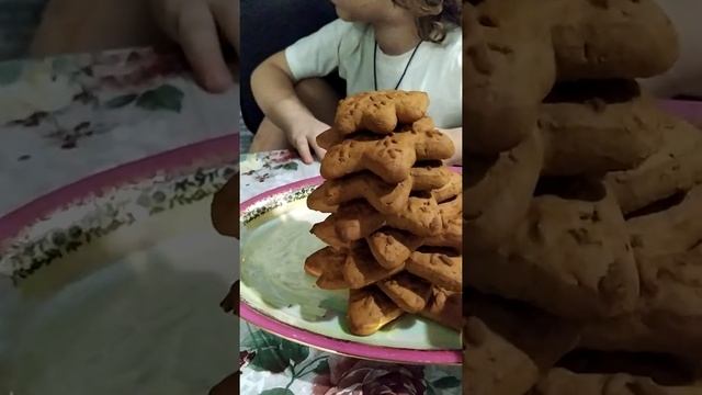 Решили сделать ёлочку из пряников. 10.02.22.