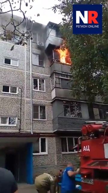 Пожар на балконе в пятиэтажке попал на видео в Краснодаре, 24.09.2018 смотреть онлайн