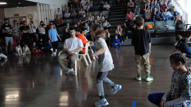 начинающие bgirl Anka vs bboy Bad Mouse - "ALL OPTION" break dance battle, брейкданс чемпионат смотреть онлайн