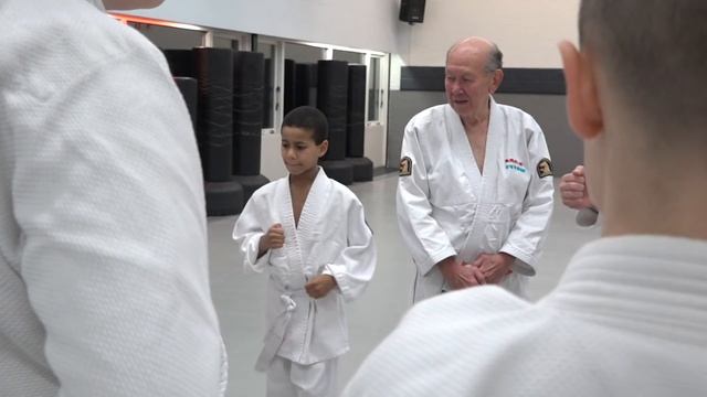 Diepe buiging voor vechtsporter Edwin Hiense (83) uit Velserbroek смотреть онлайн