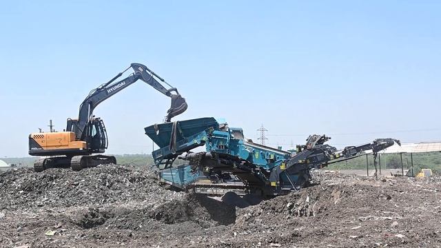 Hyundai R140LC-9V Excavator handling Solid Waste at Okhla Landfill, Delhi смотреть онлайн