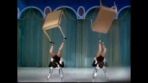 Жонглирование столов ногами. Необыкновенные жонглёры. Номера из прошлого.