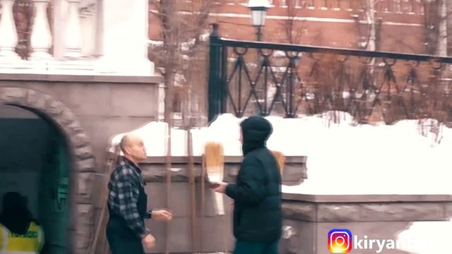 ЧУТЬ НЕ ПОЛУЧИЛ ЛОПАТОЙ ОТ ДВОРНИКА! ПРАНК смотреть онлайн