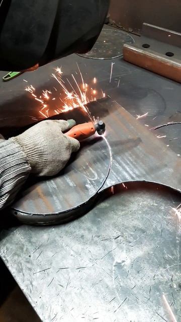 Плазморез. Плазменный резак. Вырезаем круги из металла. #плазменнаярезка смотреть онлайн