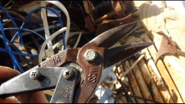 Good Scrapping Tip - Cutting Electrical Wire - Wiss Snips - No More Sore Hands! смотреть онлайн
