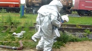 Пожарные тушат горящую цистерну