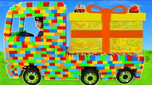 Большой грузовик, построенный из кубиков для детей