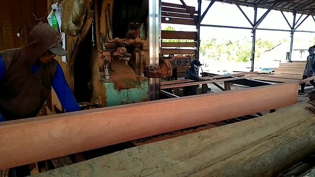 Sawmill.Peroses penggergajian kayu meranti merah. woodwoking,indonesian,sawing смотреть онлайн