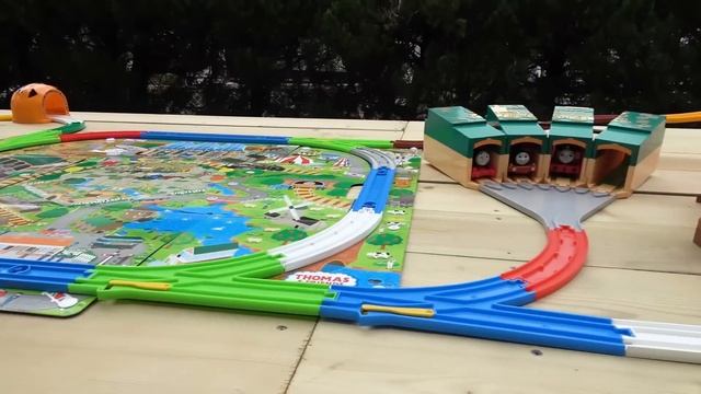 Thomas The Tank Engine ☆ Tidying Up Box & Colorful Rail Run On The Wobbly Bridge Course
