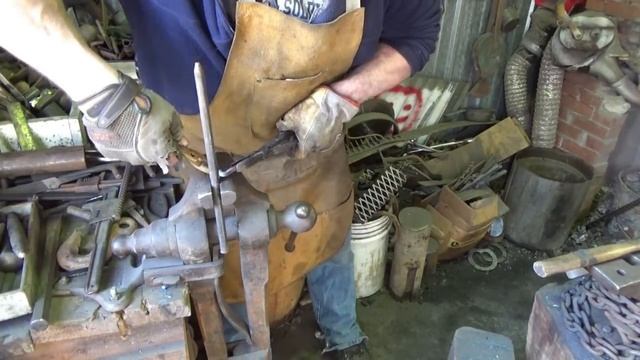 Blacksmithing - Forging A Stainless Steel Horseshoe Nail Heart Bracelet смотреть онлайн