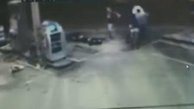 MMA fighter spread all. Боец ММА разложил всех. смотреть онлайн