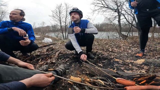 Выдался погожий день, взяли сало, сосиски, топор и поехали в лес! Это была отличная поездка! смотреть онлайн