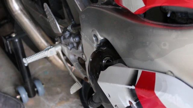 How To: Change Oil on 1998-2003 Yamaha R1 смотреть онлайн