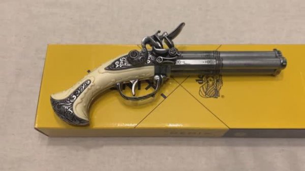 Пистолет трехствольный Франция 18 в, Revolving 3 barrel flintlock pistol, Denix 1309