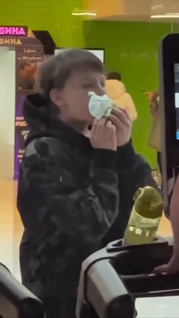 В питерском спортзале школяр устроил фитношякам стресс-тест, уплетая бургер перед их лицами смотреть онлайн