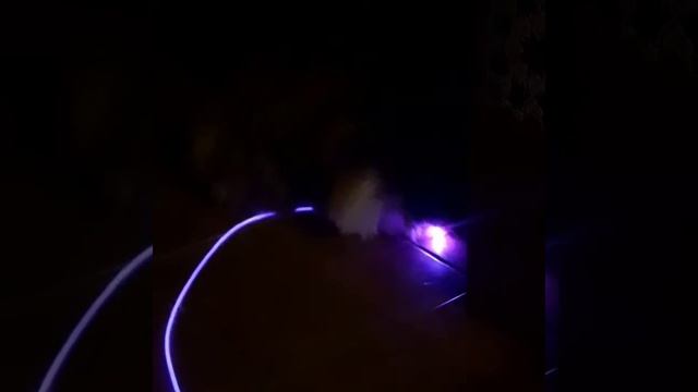 Кот играет со световолокном. Cat with fiber optic смотреть онлайн